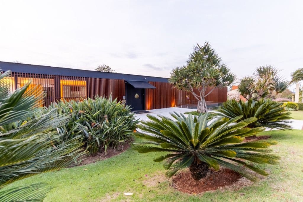 Casa moderna com 7 suítes e ampla área verde foto 1